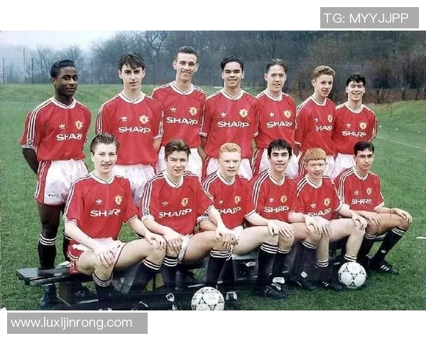 足球明星小罗与传奇球员的奇妙相遇揭开了怎样的故事与回忆